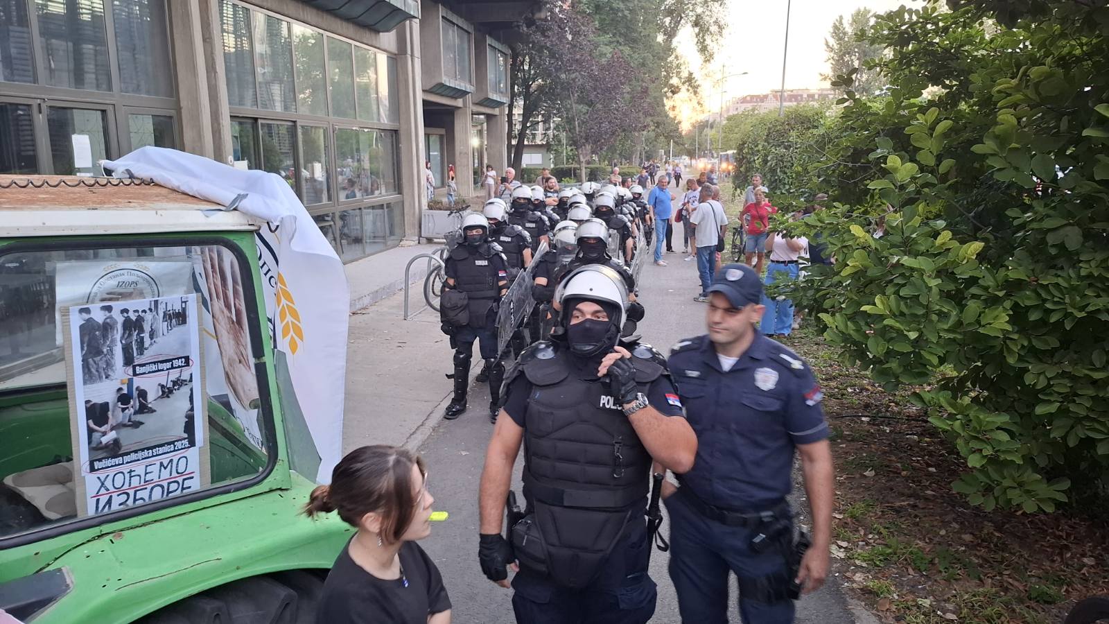 Protest ispred Filozofskog u Novom Sadu: Jake policijske snage i dalje pred fakultetom, dekan uslovio izlazak garancijom bezbednosti (FOTO, VIDEO) 5