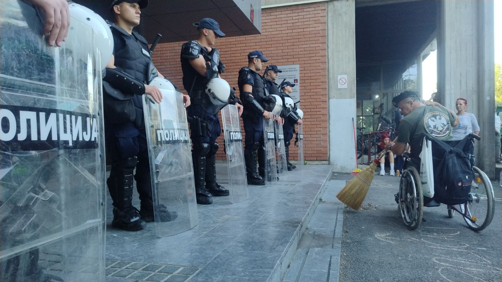 Protest ispred Filozofskog u NS: Policija potisnula građane što dalje od fakulteta, bačen suzavac i topovski udari, ima lakše povređenih (FOTO, VIDEO) 4