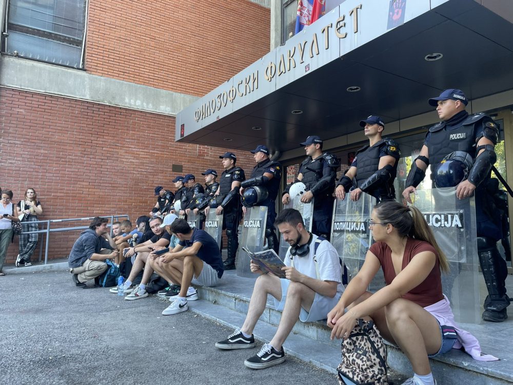 Protest ispred Filozofskog u NS: Policija potisnula građane što dalje od fakulteta, bačen suzavac i topovski udari, ima lakše povređenih (FOTO, VIDEO) 5