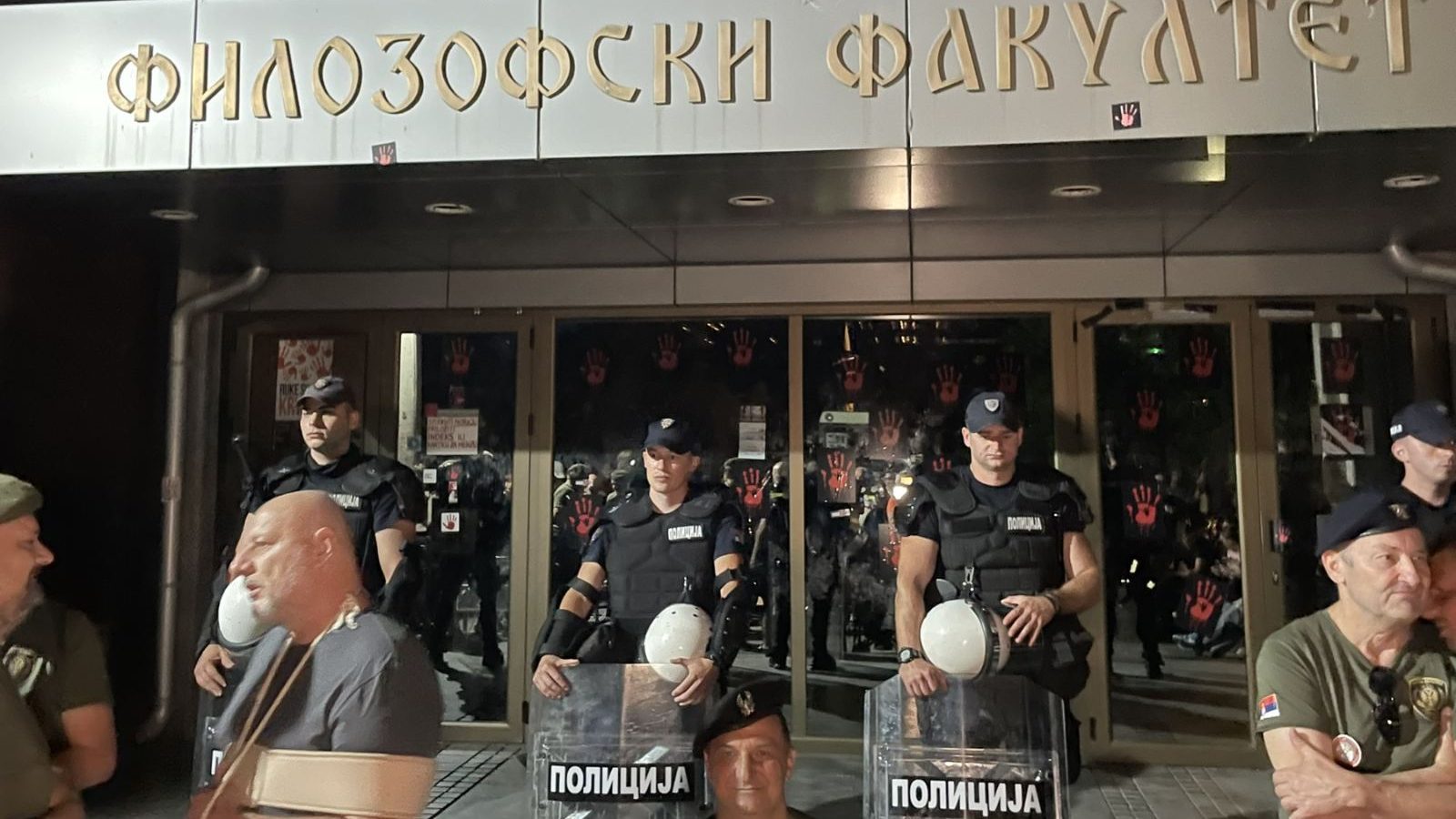 Protest ispred Filozofskog u NS: Policija potisnula građane što dalje od fakulteta, bačen suzavac i topovski udari, ima lakše povređenih (FOTO, VIDEO) 3