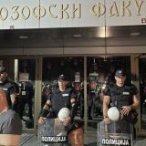 Policija i dalje čuva Filozofski u Novom Sadu: "Pauk" služba fotografisala traktore 3