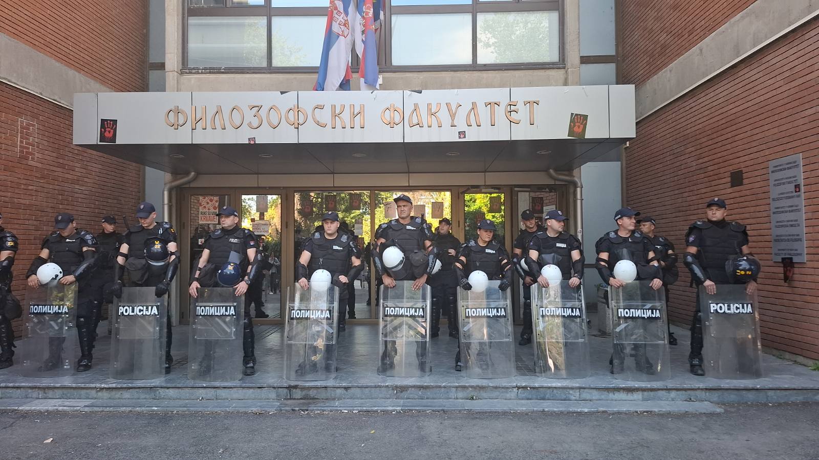 Protest ispred Filozofskog u NS: Policija potisnula građane što dalje od fakulteta, bačen suzavac i topovski udari, ima lakše povređenih (FOTO, VIDEO) 8