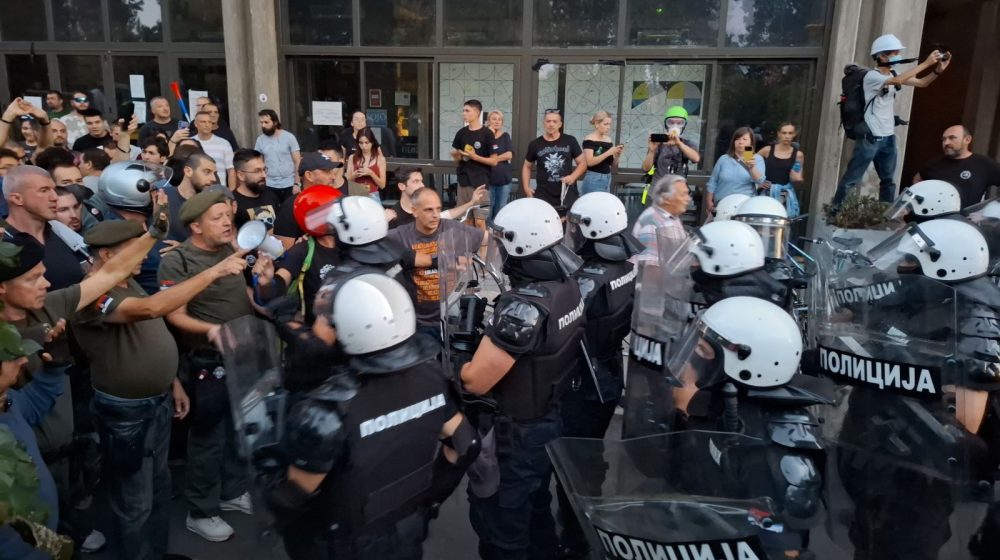 Protest ispred Filozofskog u Novom Sadu: Jake policijske snage i dalje pred fakultetom, dekan uslovio izlazak garancijom bezbednosti (FOTO, VIDEO) 1