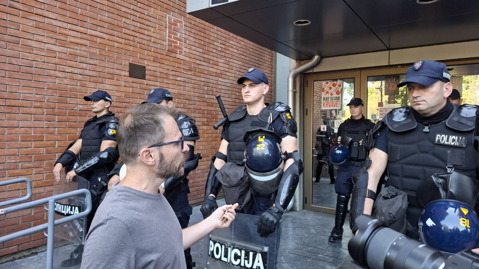 Protest ispred Filozofskog u NS: Policija potisnula građane što dalje od fakulteta, bačen suzavac i topovski udari, ima lakše povređenih (FOTO, VIDEO) 7