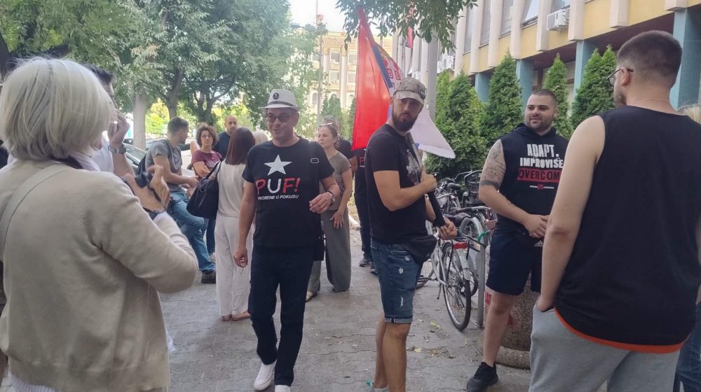 Građani ispred suda u Novom Sadu, danas saslušanje Bačulova i drugih privedenih 1