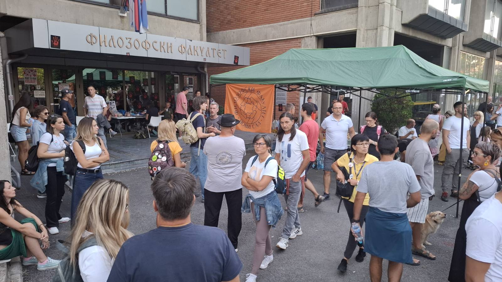 Protest ispred Filozofskog u Novom Sadu: Jake policijske snage i dalje pred fakultetom, dekan uslovio izlazak garancijom bezbednosti (FOTO, VIDEO) 6