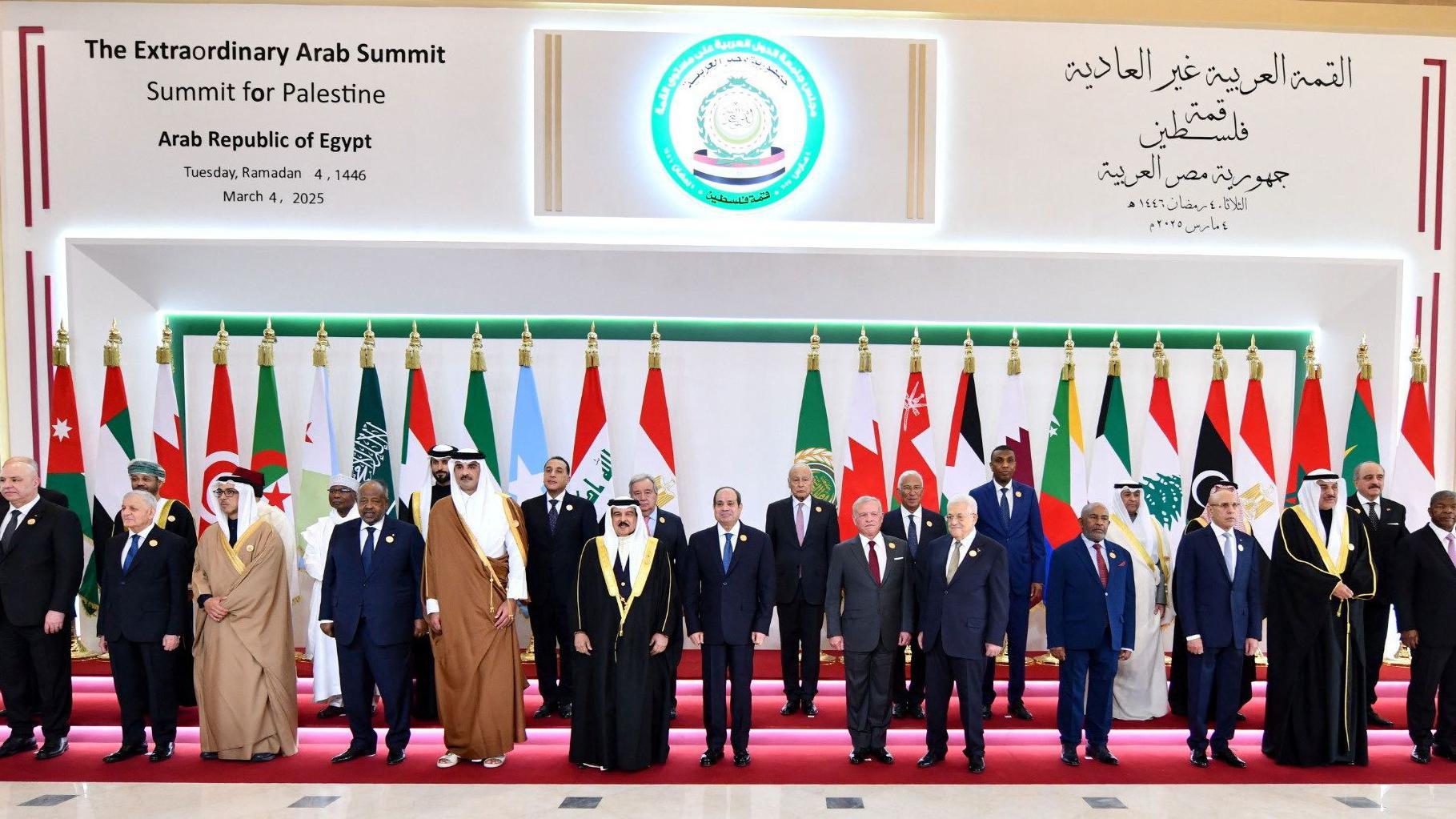 Gaza posle rata... Ko će se nositi sa 'bezbednosnom noćnom morom' 8 Predsednik Egipta Abdel Fatah el-Sisi pozira za fotografiju sa liderima tokom vanrednog arapskog samita o palestinskim dešavanjima, koji je održan u Novoj administrativnoj prestonici Egipta u Kairu, 4. marta 2025. godine.