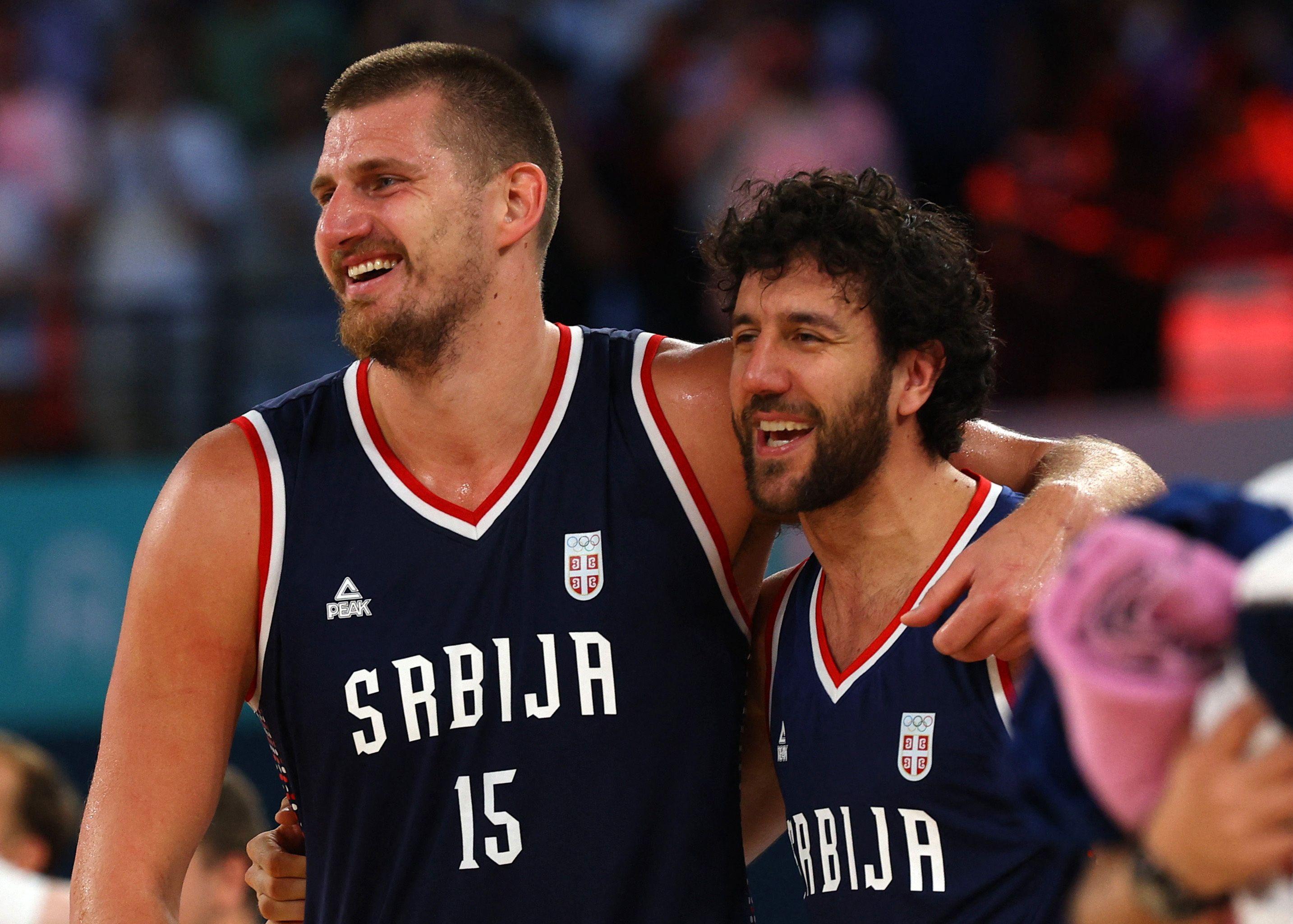 Evrobasket 2025: Ko je ko u reprezentaciji Srbije 4 Nikola Jokić (levo) i Vasilije Micić (desno) nakon pobede nad Nemačkom za treće mesto na Olimpijskim igrama u Parizu prošle godine