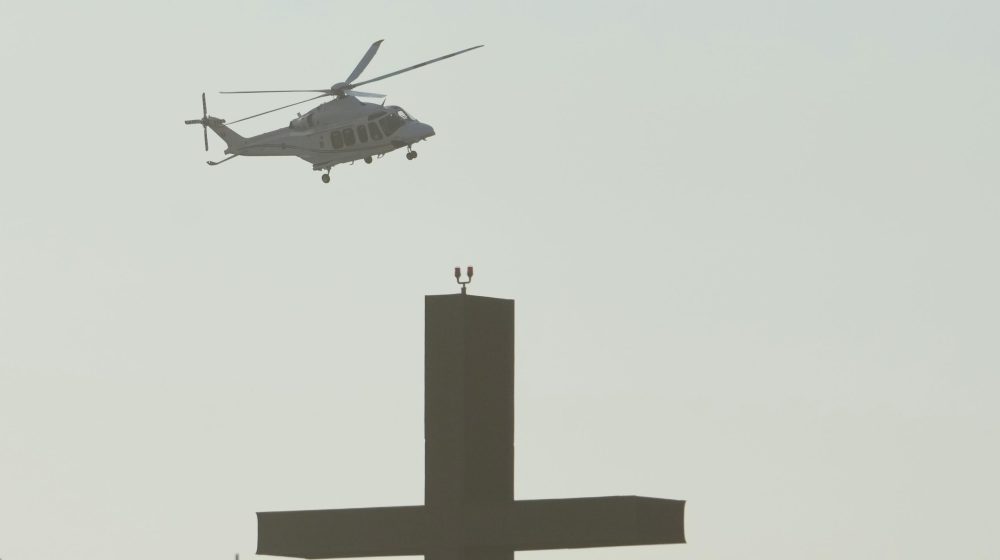 Papa stigao helikopterom pred oduševljene vernike u Rimu 1