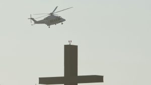 Nekoliko stotina hiljada mladih katolika iz celog sveta pozdravilo je danas poglavara Rimokatoličke ckrve, papu Lava XIV kad je stigao helikopterom na bdenje na otvorenom u blizini Rima, što je završni deo proslave Jubileja mladih.