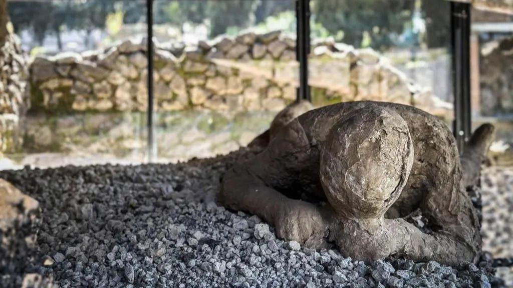 Život u ruševinama: Ljudi su se vratili u Pompeju posle erupcije 1 Skulptura čoveka na ruševinama