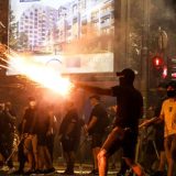 Oklopna vozila, suzavac, batine, rušenje kancelarija Vučićeve SNS: Regionalni mediji o neredima u Srbiji 4