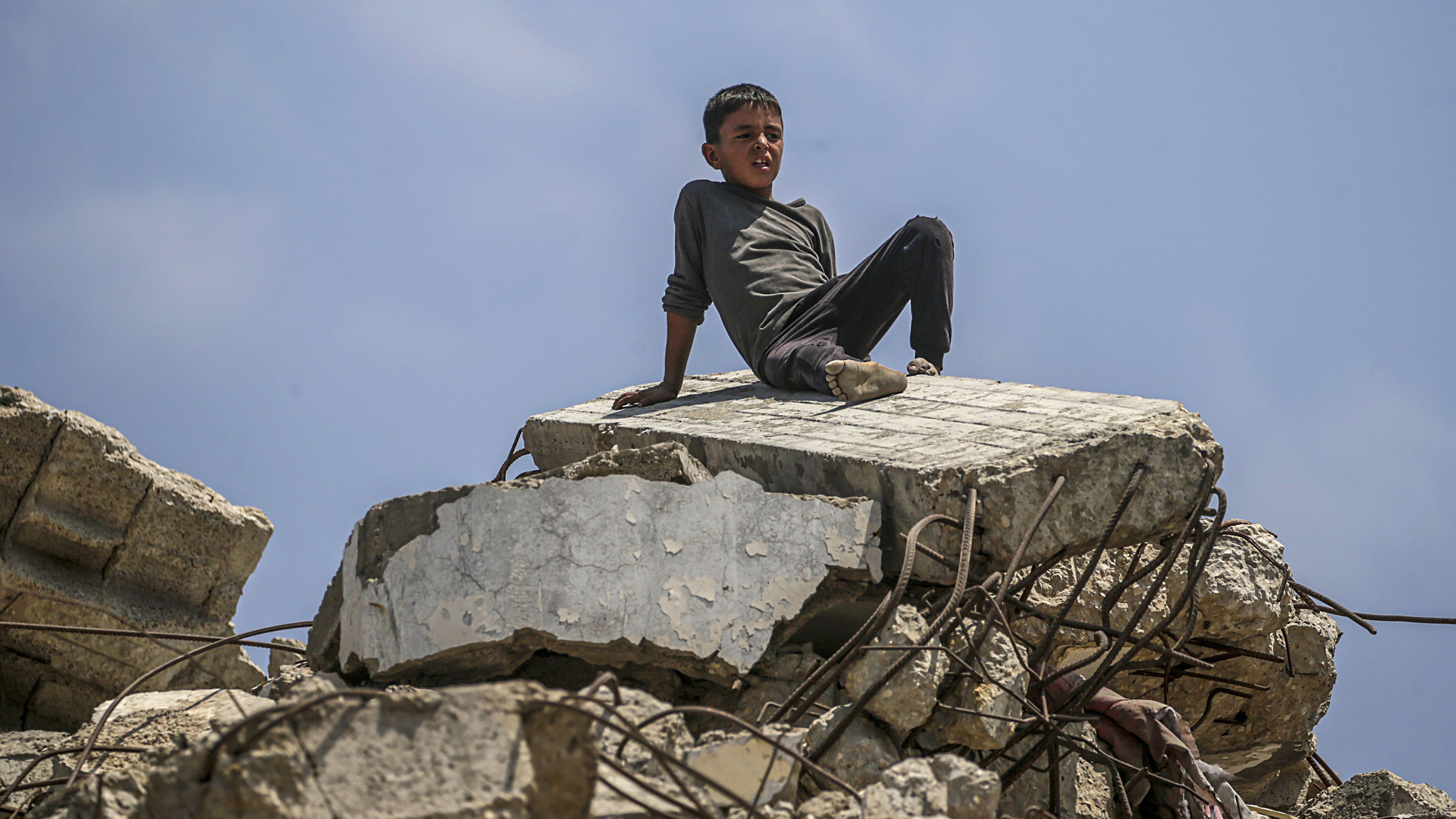 Gaza posle rata... Ko će se nositi sa 'bezbednosnom noćnom morom' 9 Palestinski dečak sedi na rublji uništene zgrade u severnom delu Pojasa Gaze, 8. avgusta 2025. godine.