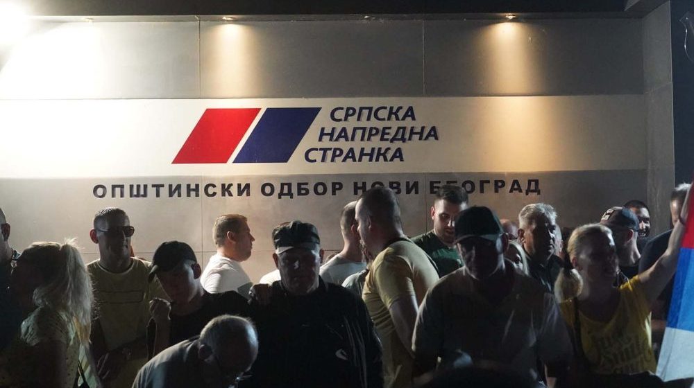 Naprednjaci noktima grebu i ne biraju sredstva: Pristalice SNS večeras izlaze na ulice u 50 mesta u Srbiji, šta očekivati? 1