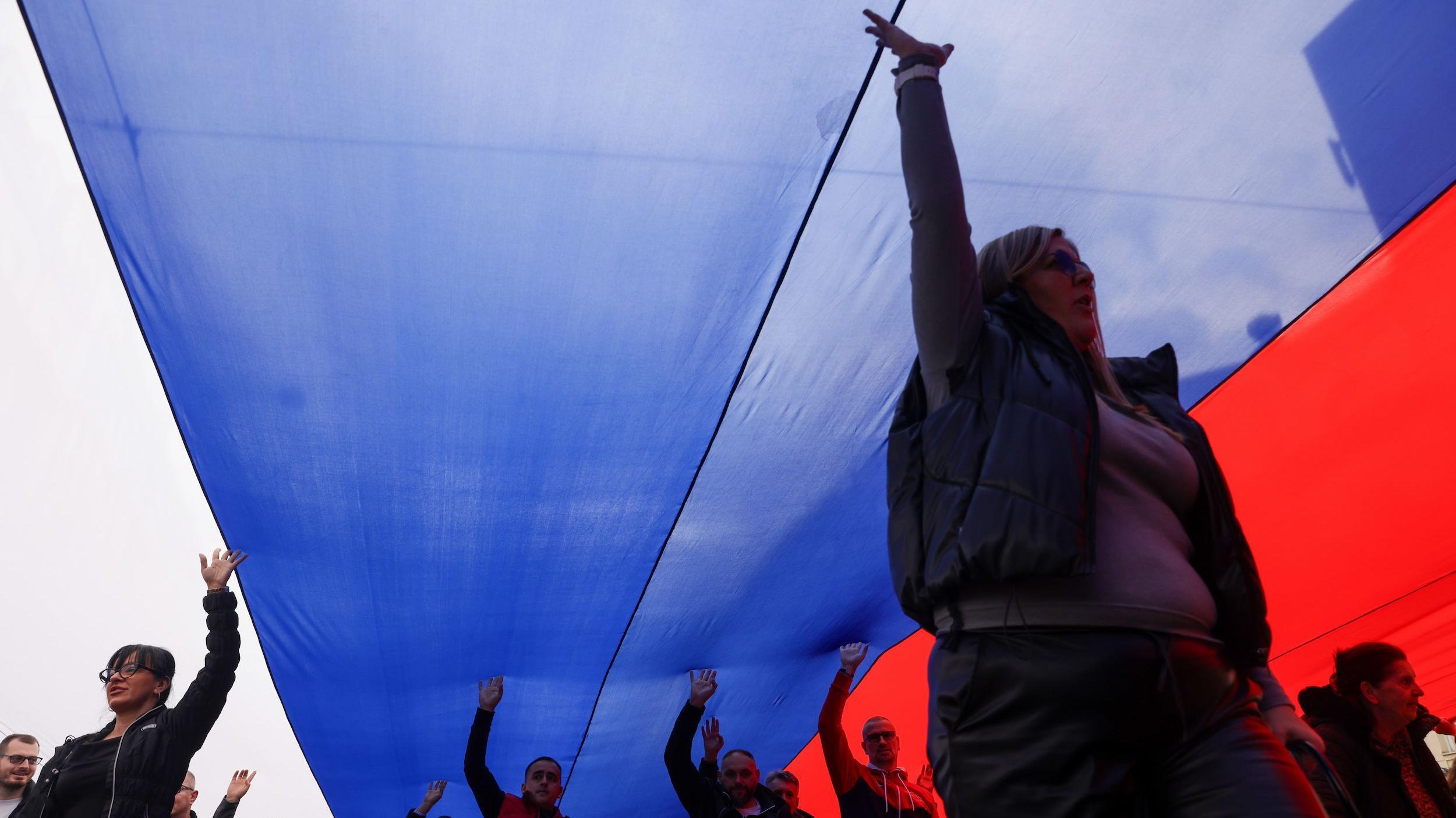 Otkud i naprednjaci na ulicama Srbije 1 Pristalice Srpske napredne stranke na skupu u Beogradu, 11. aprila