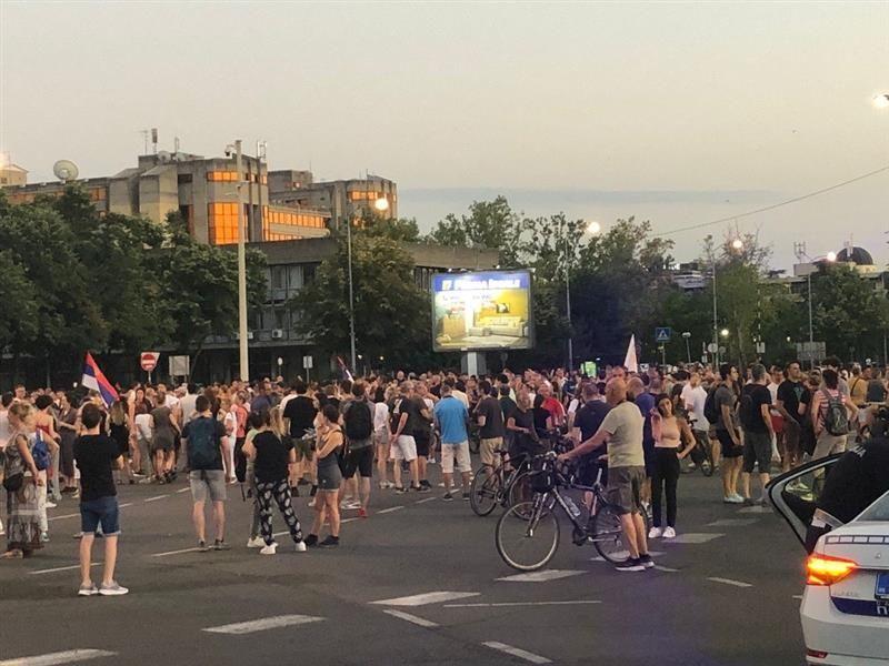 Neredi u Srbiji: Demolirane prostorije SNS, policija pretukla momka u Valjevu 16 Okupljeni kod Opštine Novi Beograd