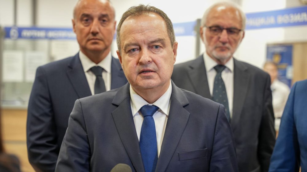 Dačić o protestu ispred Filozofskog u Novom Sadu: Demonstranti gurali i vređali policajce, biće identifikovani i procesuirani 1