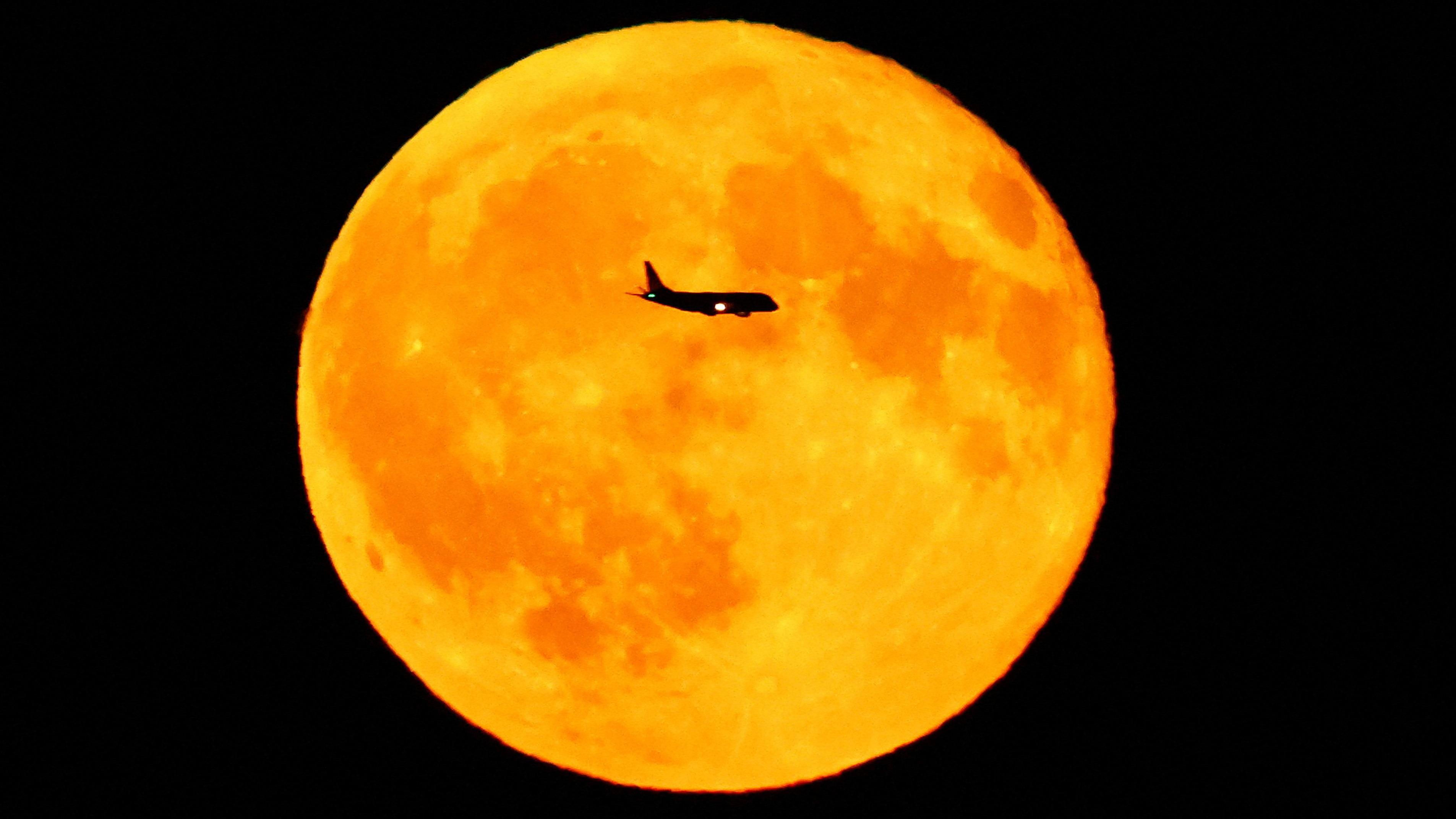 Avgustovski pun mesec: Svetlost koja najavljuje kraj leta 2 Putnički avion prolazi pored punog meseca iznad Frankfurta u Nemačkoj