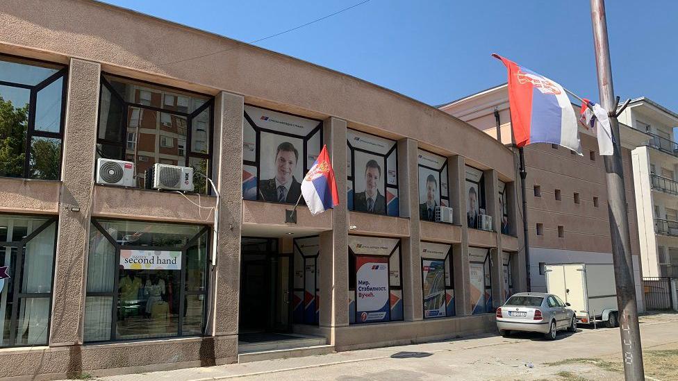 Dan posle incidenata u Vrbasu: Loša atmosfera u vazduhu 4 Prostorije SNS u Vrbasu