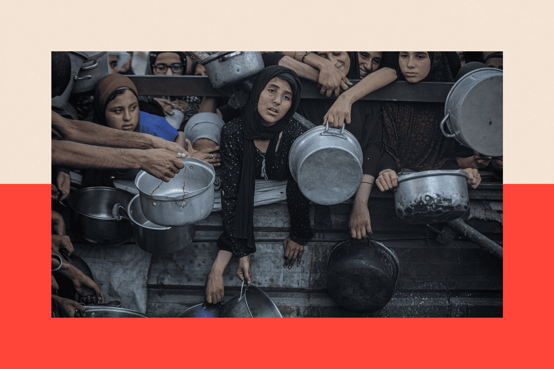 'Hvala, ali kasno je': Palestinci o najavi Londona da će im priznati državu 4 Žene i deca sa šerpama čekaju hranu, vidno izgladneli i iscrpljeni