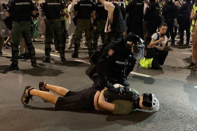 Neredi u Srbiji: Demolirane prostorije SNS, policija pretukla momka u Valjevu 15 Momak sa kaciom leži na zemlji, a drži ga policajac