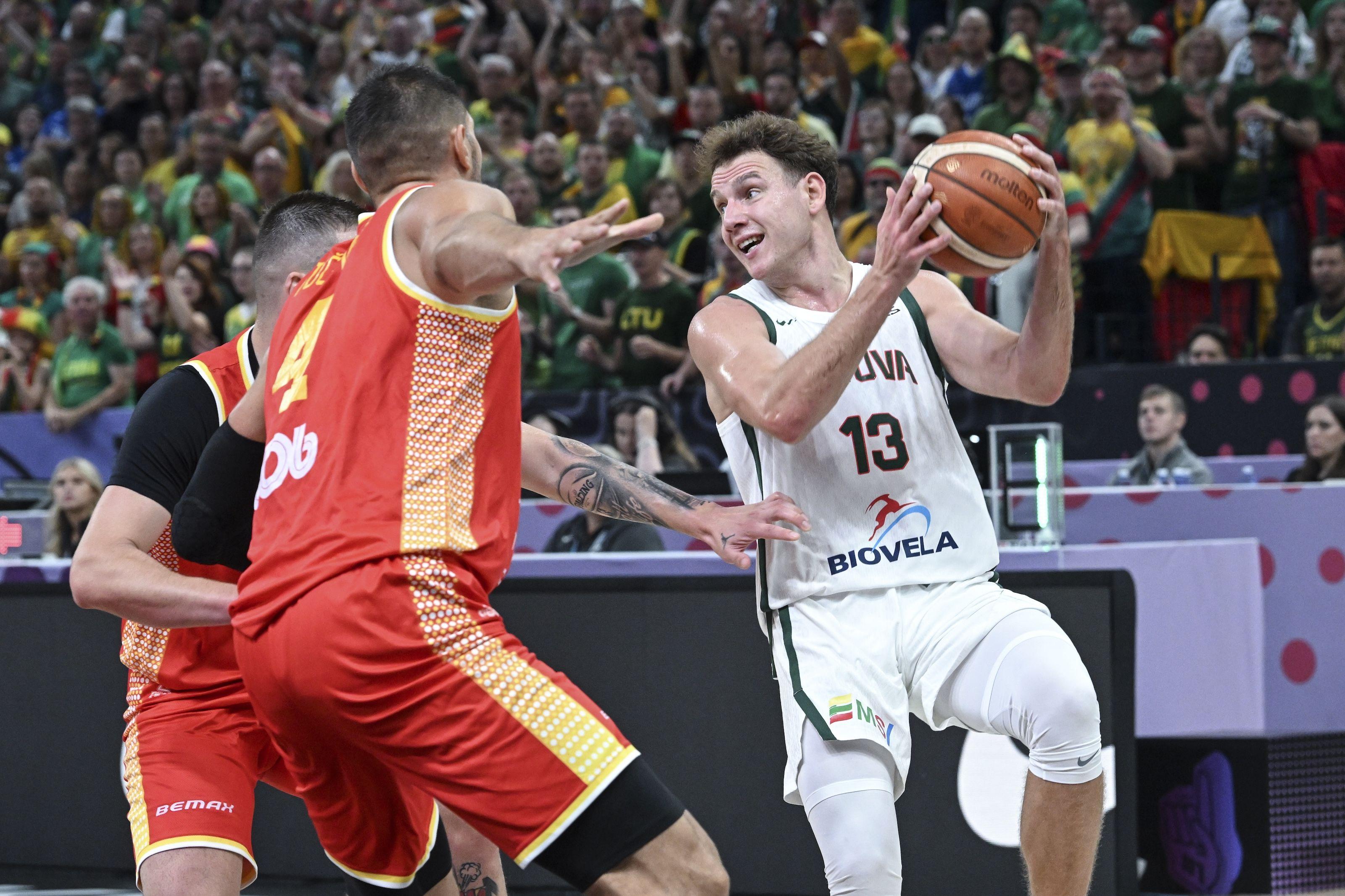 Duel dvojice najboljih igrača utakmice Rokasa Jokubaitisa (desno) i Nikole Vukčevića (levo)