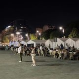 (FOTO) Pristalice vlasti organizovale doček ranjenog Milana Bogdanovića ispred Skupštine 13