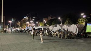 Ispred Doma Narodne skupštine okupile su se večeras pristalice Srpske napredne stranke (SNS) koje su uz vatromet pozdravile Milana Bogdanovića, koji je prošle nedelje ranjen na tom mestu kada je u njega pucao penzionisani službenik Državne bezbednosti, sedamdesetogodišnji V. A.