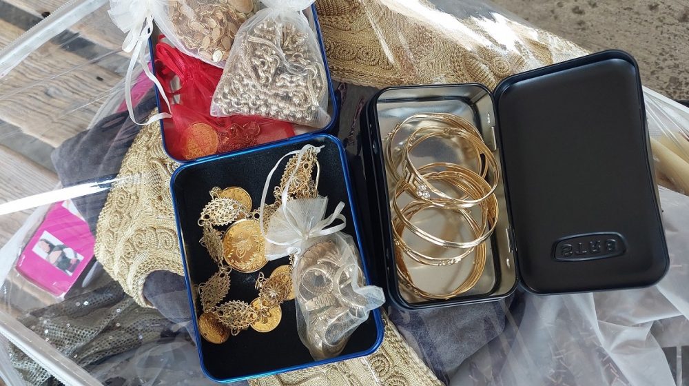 Nakit u kutijama toaletne vode vredan više od 2,5 miliona dinara zaplenjen na graničnom prelazu Preševo 1