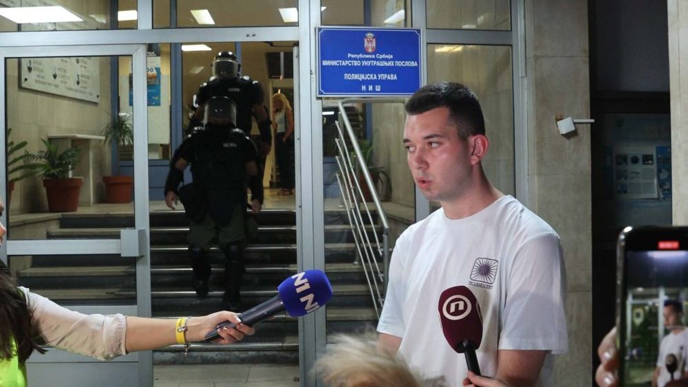 Student Mateja Nikolić objavio da je na ispitu bio okružen petoricom inspektora: Dekan niškog Pravnog kaže da su "svi u učionici bili studenti i svi su polagali" 2