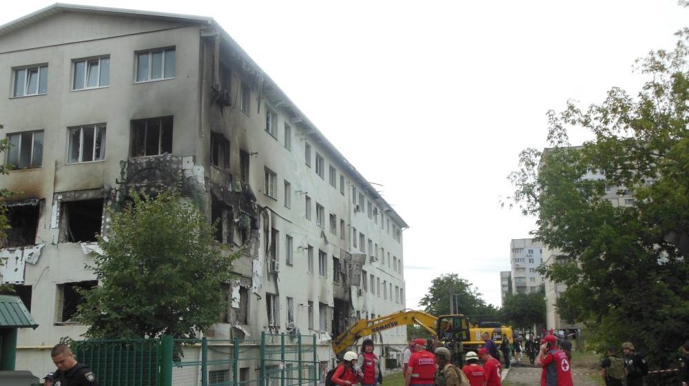 Reporter Danasa na licu mesta: Rusi bombardovali Harkov - tela dve žene ugljenisana, zgrada uništena, izgoreli automobili (FOTO) 1