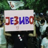 Nemačka štampa opet o Srbiji: "Uniformisana lica pendrecima tuku ljude koji leže na zemlji" 3