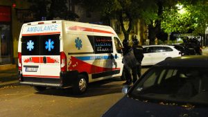 Pedestogodišnji muškarac teško je povređen kada je na njega pao auto sa dizalice, sinoć oko 19.30 u Batajnici, prevezen je u Zemunsku bolnicu, rečeno je danas u beogradskoj Hitnoj pomoći agenciji Beta.

 

 