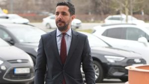 Advokat Dragan Palibrk, branilac bivšeg ministra Tomislava Momirovića, ocenio je danas da je odluka sudije za prethodni postupak Višeg suda o određivanju mesec dana pritvora "sramna", a da ovo nije prvi put da se ta pravosudna institucija ponela kao "produžena ruka tužilaštva".