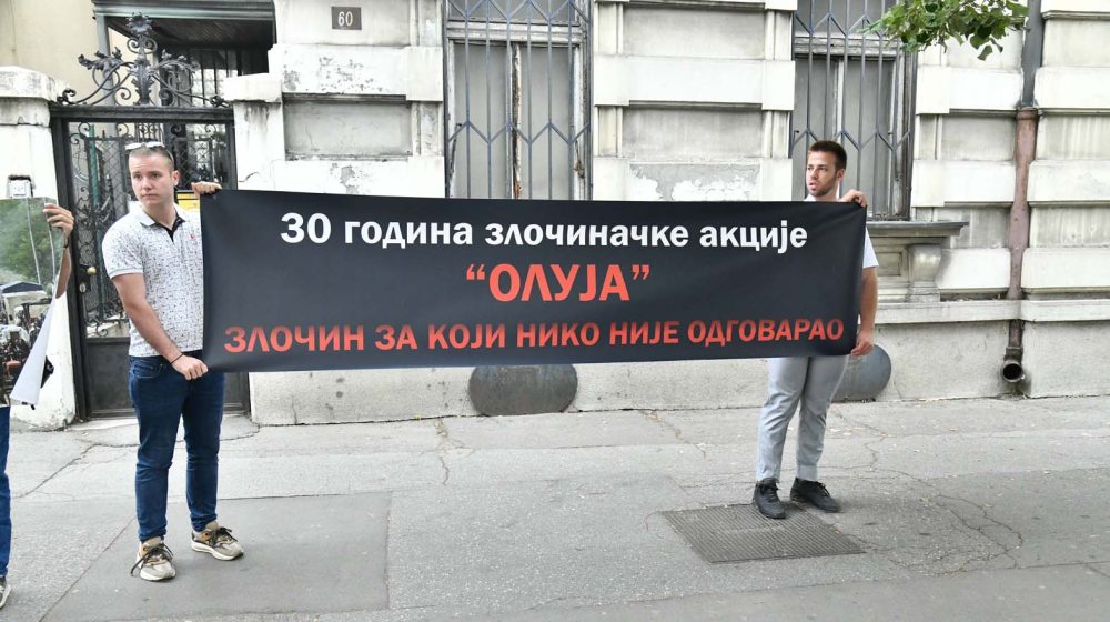 Omladina Novog DSS pokušala da preda protestno pismo ambasadi Hrvatske 1