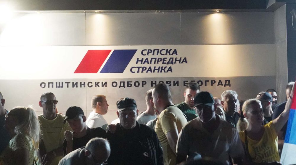 ANEM traži reakciju nadležnih zbog napada na novinara tokom protesta ispred prostorija SNS 1