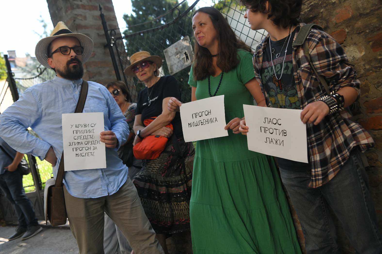 Saslušan teolog Vukašin Milićević pred Crkvenim sudom, građani i studenti ispred Patrijaršije pružali podršku (FOTO) 3