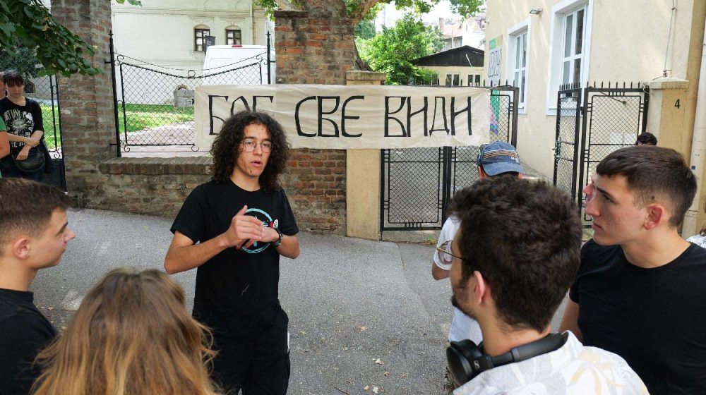 Saslušan teolog Vukašin Milićević pred Crkvenim sudom, građani i studenti ispred Patrijaršije pružali podršku (FOTO) 1