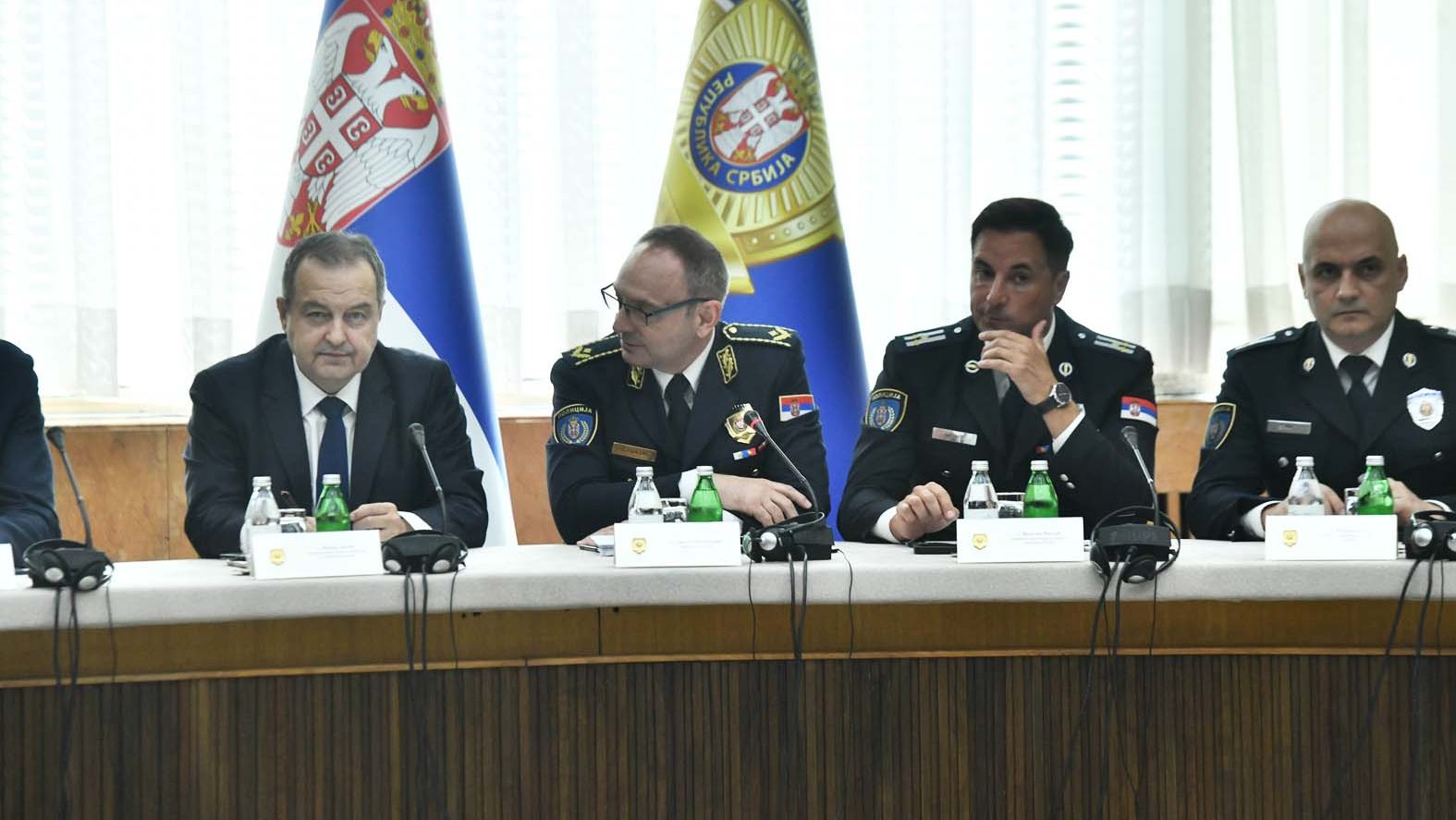 Danas istražuje kolike su plate srpskih policajaca: Razlike ogromne, od 80 do 300 hiljada dinara 6 Danas istražuje kolike su plate srpskih policajaca: Razlike ogromne, od 80 do 300 hiljada dinara 6