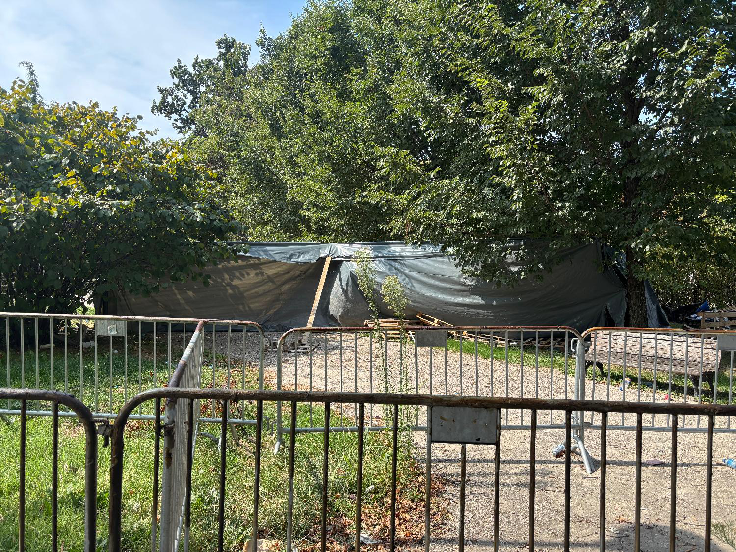 (FOTO) Šta se dešava u Pionirskom parku dok se uređuje prostor oko Skupštine? 2 (FOTO) Šta se dešava u Pionirskom parku dok se uređuje prostor oko Skupštine? 2