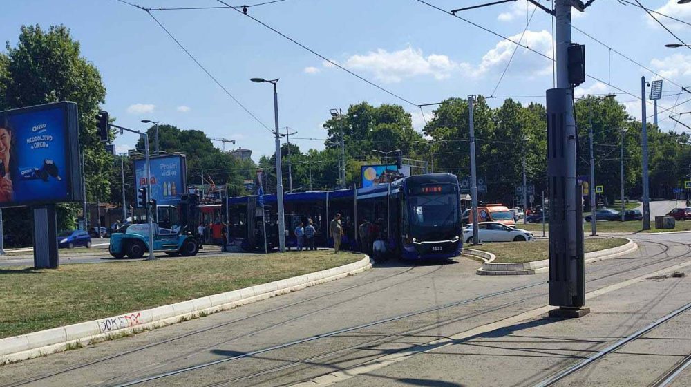 Novi tramvaj ispao iz šina na Autokomandi (VIDEO) 1
