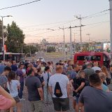 UŽIVO Protest "Večeras pucate po šavovima" širom Srbije: Žandarmerija razdvaja skupove u Ulici Kneza Miloša, Novosađani ispred zgrade BIA 7