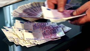 Poslanik (Mi glas iz naroda) u Skupštini Srbije Branko Pavlović rekao je danas da će Srbija naredne godine samo za plaćanje kamata na dugove potrošiti 1,9 milijardi evra.