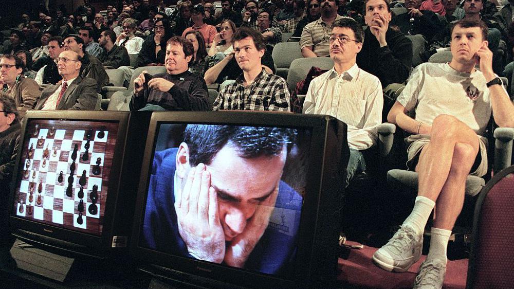 Šahovski sudar AI titana: Altman bolji od Maska 2 Ljubitelji šaha posmatraju susret Garija Kasparova protiv Dip blua