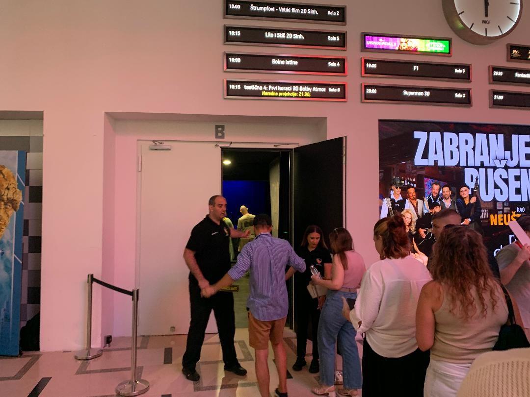 Ilja Jašin u Beogradu: Ne odustajemo od slobodne Rusije 3 Muškarac kontroliše publiku koja ulazi u salu