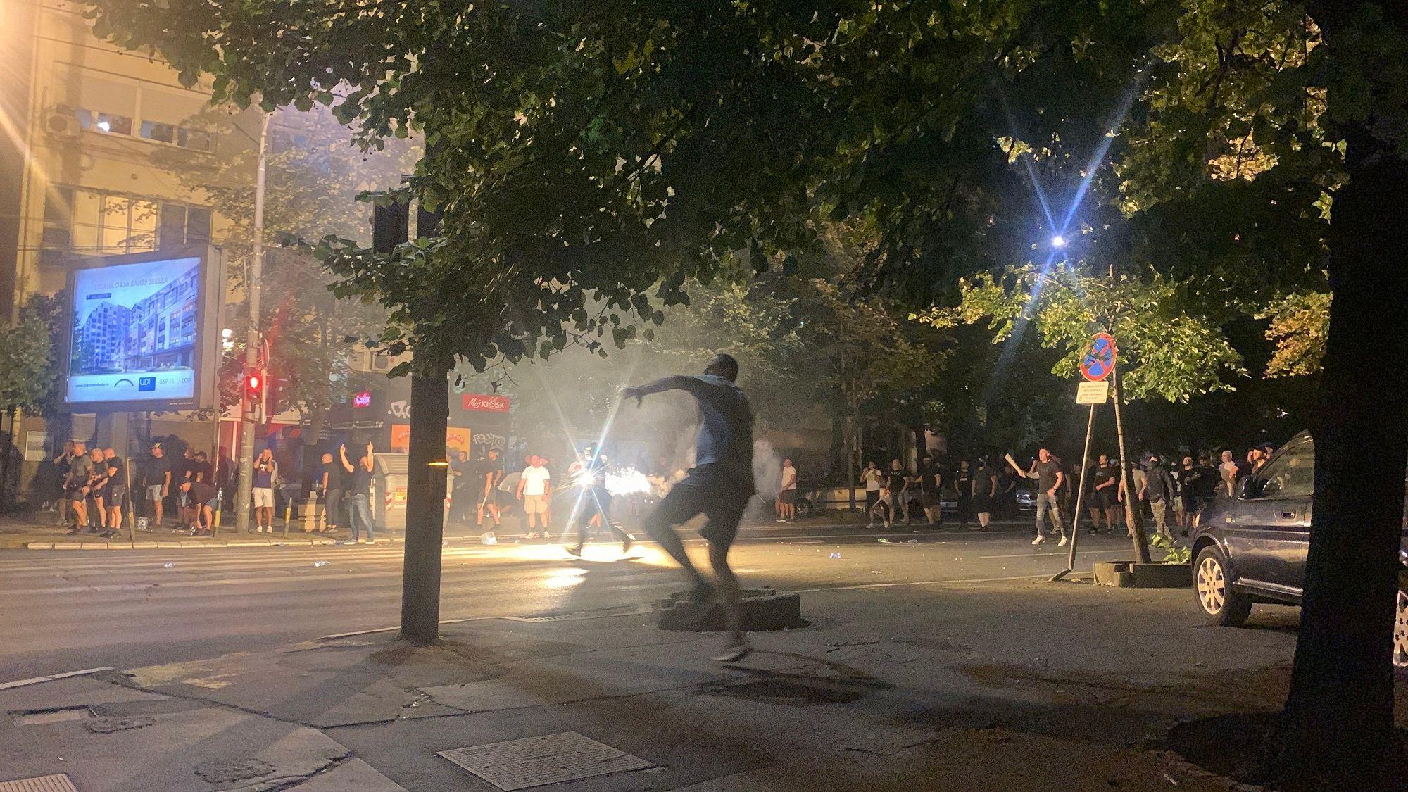 Neredi u Srbiji: Demolirane prostorije SNS, policija pretukla momka u Valjevu 6 Muškarac baca kamenicu