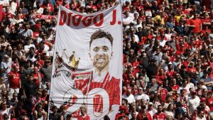 Liverpul i Kristal Palas odali su počast Diogu Žoti i njegovom bratu Andreu Silvi pred današnje finale Komjuniti šilda na Vembliju.