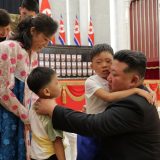 Kim Džong Un klečeći odao počast vojnicima koji su poginuli u Rusiji 11