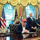 Čovek se onesvestio u Beloj kući: Trampova reakcija izazvala lavinu komentara (FOTO, VIDEO) 4