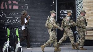 U radu iz 2022. godine predstavio sam alegoriju koju sam nazvao Igra zatvaranja - akademsku vežbu koja istražuje kako autoritarni lideri, kada im popularnost opadne, konsoliduju vlast sve represivnijim taktikama.